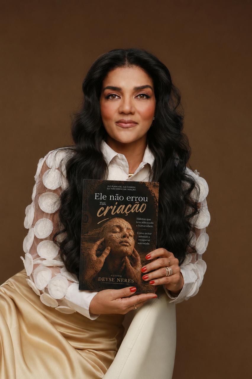 Deyse Neres segurando o livro Ele não errou na criação